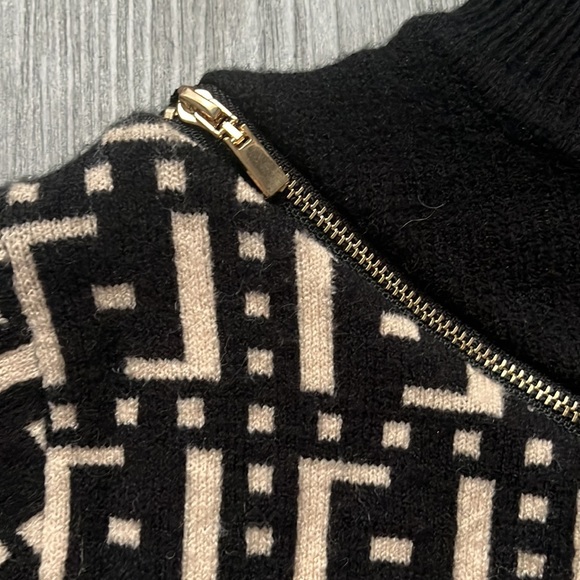 Beautiful Stylish Sweater w/Zipper - Size Small - Picture 7 of 12